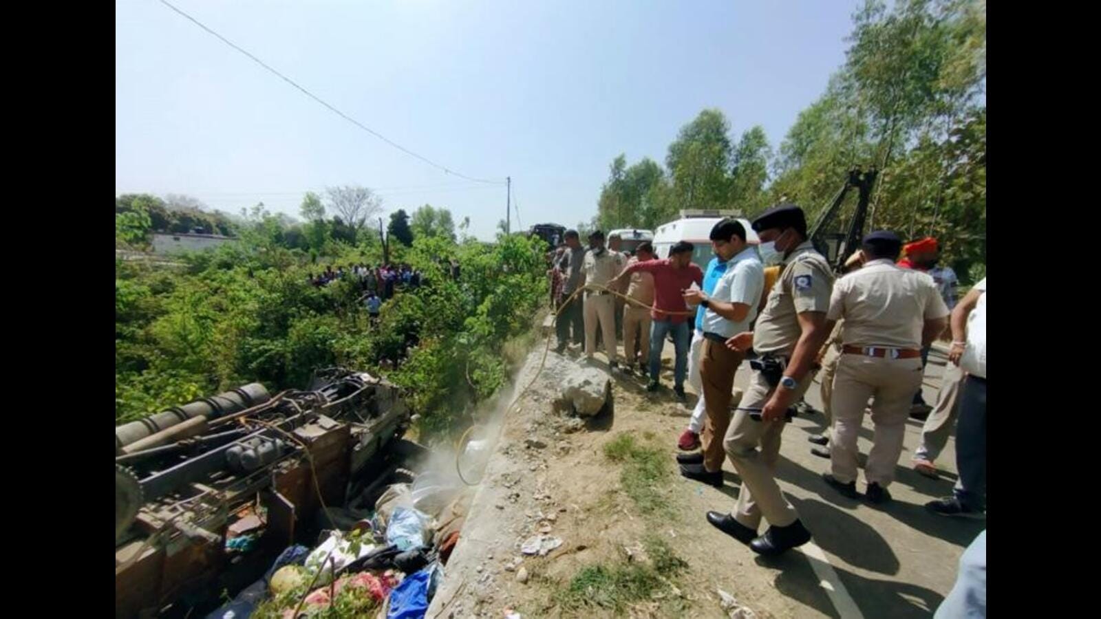 Una accident: 35 injured pilgrims brought to Tarn Taran - Hindustan Times