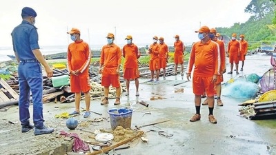 Cyclone Asani: NDRF and police personnel at low lying areas in Andaman and Nicobar Islands on Monday. (PTI) (HT_PRINT) Cyclone Asani: NDRF and police personnel at low lying areas in Andaman and Nicobar Islands on Monday. (PTI) (HT_PRINT)