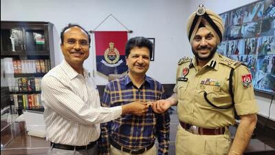 Deputy commissioner Varinder Kumar Sharma and police commissioner Gurpreet Singh Bhullar presented Dr Bishav Mohan the disc. (Representative Image/HT File)