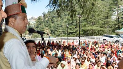 Chief minister Jai Ram Thakur addressing a delegation of tailoring teachers at Oak Over, Shimla, on Sunday. (HT Photo)