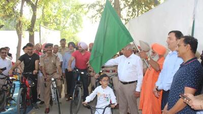 Cycle rally flagged off by Balbir Singh Seechewal, Zorawar Singh Sandhu in Ludhiana to mark martyrdom day on March 22, 2022. (HT PHOTO)