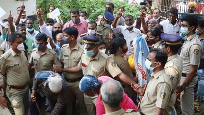 Protesting Youth Congress workers laid a survey stone at Kottayam collectorate, prompting police to carry out baton charge. Later, police removed the stone from collectorate premises. (HT Photo) Protesting Youth Congress workers laid a survey stone at Kottayam collectorate, prompting police to carry out baton charge. Later, police removed the stone from collectorate premises. (HT Photo)