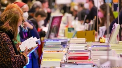 The Leipzig Book Fair Pop Up was popular not only for books, but raising awareness about the war in Ukraine (Jan Woitas/dpa-Zentralbild/picture alliance ) The Leipzig Book Fair Pop Up was popular not only for books, but raising awareness about the war in Ukraine (Jan Woitas/dpa-Zentralbild/picture alliance )
