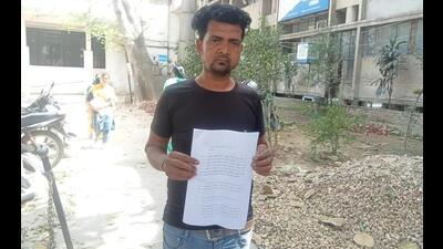 The complainant, Birju Sahni of Darbhanga, who met police commissioner Gurpreet Singh Bhullar, said he learnt of his brother’s death after an acquaintance sent him a photograph of his brother’s cremation on WhatsApp (HT Photo)