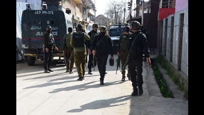 Police conducting a search operation at the Zoonimar area of Srinagar where the encounter took place on Tuesday. (Waseem Andrabi/HT)