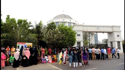 Parents protesting outside DAV School in Nerul on Tuesday. The Navi Mumbai Municipal Corporation deputy municipal commissioner (education), Jaideep Pawar, has said that a meeting between parents and school would soon be convened. The parents protested on Tuesday against DAV School, Nerul, levying fees under ‘various heads’ during the pandemic. (BACHCHAN KUMAR/HT PHOTO)