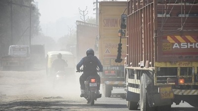 A view of dust pollution on Loha Mandi Road in Ghaziabad. (HT file) A view of dust pollution on Loha Mandi Road in Ghaziabad. (HT file)