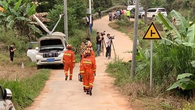 Soldiers in camouflage joined helmeted rescue workers in orange jumpsuits in combing the charred crash site and surrounding heavily dense vegetation. (AFP) Soldiers in camouflage joined helmeted rescue workers in orange jumpsuits in combing the charred crash site and surrounding heavily dense vegetation. (AFP)