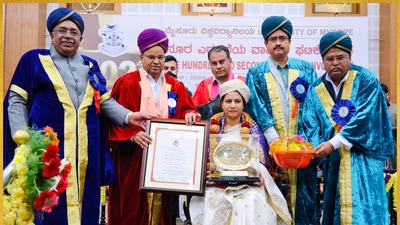 Ashwini Puneeth Rajkumar receiving Puneeth's honorary doctorate. (Source: twitter.com) (Twitter)