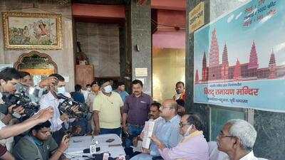 Ishtiaq Ahmad Khan and Acharya Kishore Kunal with the registration deed of the donated land. (HT PHOTO)