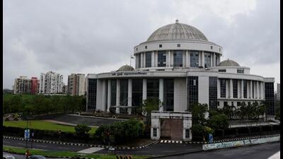 Navi Mumbai Municipal Corporation has submitted a comprehensive proposal along with a report by experts to the Maharashtra Coastal Zone Management Authority seeking permission for cleaning holding ponds in the city and avoiding flooding. (HT PHOTO)