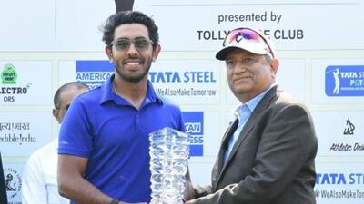 Chandigarh golfer Yuvraj Sandhu with the PGTI Players Championship 2022 winner’s trophy. (HT Photo)