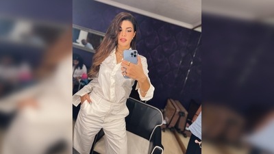 Jacqueline Fernandez took a mirror selfie in her dressing room posing with one hand in her pocket. (Instagram/@jacquelinef143) Jacqueline Fernandez took a mirror selfie in her dressing room posing with one hand in her pocket. (Instagram/@jacquelinef143)