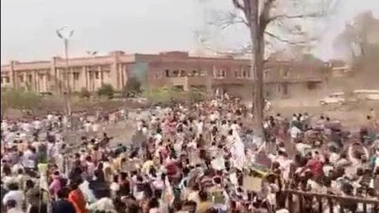 The video of the tribal protest in Sukma went viral on social media in which the police are seen trying to contain the protestors but the crowd managed to break through the main gate of the collectorate. (Video grab)