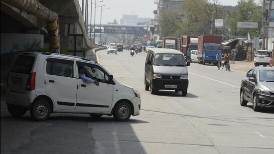 Commuters driving on the wrong way from Hero Honda Chowk to Khandsa village in Gurugram on Saturday. (Parveen Kumar/HT photo) Commuters driving on the wrong way from Hero Honda Chowk to Khandsa village in Gurugram on Saturday. (Parveen Kumar/HT photo)