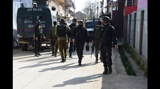 Police conducting a search operation at the Zoonimar area of Srinagar where the encounter took place on Tuesday. (Waseem Andrabi/HT)