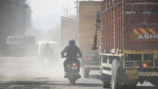 A view of dust pollution on Loha Mandi Road in Ghaziabad.&nbsp;(HT file)