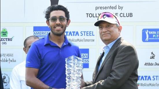 Chandigarh golfer Yuvraj Sandhu with the PGTI Players Championship 2022 winner’s trophy. (HT Photo)