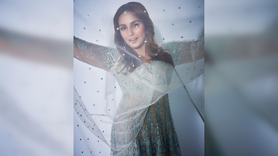 Huma Qureshi casts a spell on her fans with her sweet and contagious million-dollar smile.(Instagram/@iamhumaq)