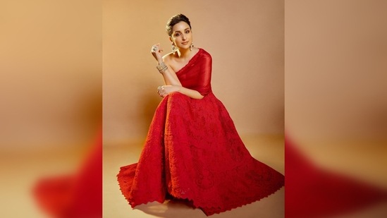 Parineeti Chopra's cousin Priyanka Chopra was mesmerised by her sister's look and dropped a heart eyes emoji in the comment section.(Instagram/@parineetichopra)