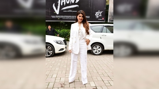 Jacqueline Fernandez poses for the paparazzi outside the venue of Attack promotions.(HT Photo/Varinder Chawla)
