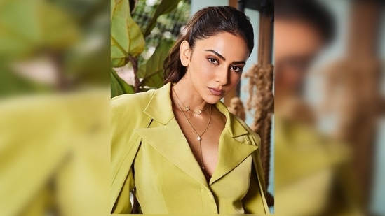 For her makeup, Rakul Preet opted for the bronze look with contoured cheeks, brown lip shade and defined eyebrows.(Instagram/@rakulpreet)