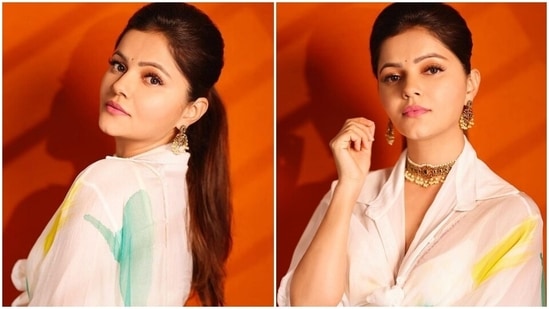 Rubina chose minimal ornate gold jewellery pieces to accessorise the six yards. She wore a choker necklace adorned with pearl and stones and matching earrings.(Instagram/@rubinadilaik)