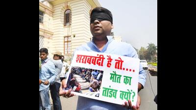 RJD MLA Mukesh Raushan demonstrates outside the Bihar Assembly on Wednesday. (Santosh Kumar/HT Photo) RJD MLA Mukesh Raushan demonstrates outside the Bihar Assembly on Wednesday. (Santosh Kumar/HT Photo)