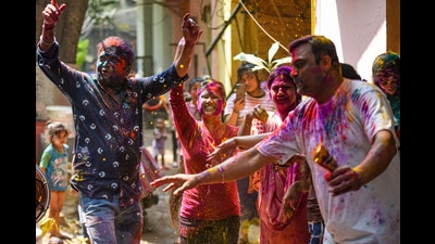 People celebrate Holi , Safdarjung Enclave, New Delhi ,March 18, 2022 (Hindustan Times) People celebrate Holi , Safdarjung Enclave, New Delhi ,March 18, 2022 (Hindustan Times)