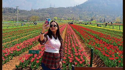 A girl clicks a selfie at the Tulip Garden in Srinagar which was thrown open to the public on Wednesday. The picturesque garden is located on the banks of Dal Lake. (Waseem Andrabi/HT) A girl clicks a selfie at the Tulip Garden in Srinagar which was thrown open to the public on Wednesday. The picturesque garden is located on the banks of Dal Lake. (Waseem Andrabi/HT)