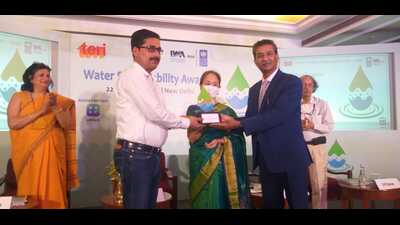 Social organisation Parmarth Samaj Sevi Sansthan’s Sanjay Singh receiving the Water Champion Award at a function organised at India Habitat Centre, Delhi. (HT Photo)