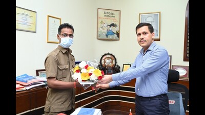BEST general manager Lokesh Chandra felicitated the driver and the conductor and said that they would be rewarded. (HT PHOTO) BEST general manager Lokesh Chandra felicitated the driver and the conductor and said that they would be rewarded. (HT PHOTO)