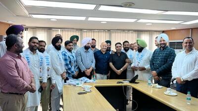 The six councillors from Amritsar with AAP leader Manish Sisodia in New Delhi on Wednesday. (HT Photo)