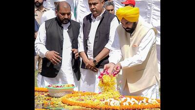 Punjab chief minister Bhagwant Mann pays floral tribute to Shaheed-e-Azam Bhagat Singh, Sukhdev and Rajguru on Shaheed Diwas, at Khatkar Kalan, on Wednesday. (ANI) Punjab chief minister Bhagwant Mann pays floral tribute to Shaheed-e-Azam Bhagat Singh, Sukhdev and Rajguru on Shaheed Diwas, at Khatkar Kalan, on Wednesday. (ANI)