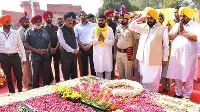 Punjab chief minister Bhagwant Mann paying tributes at the samadhi of freedom fighters Bhagat Singh, Rajguru and Sukhdev at Hussainiwala in Ferozepur district on their martyrdom anniversary on Wednesday. (HT Photo) Punjab chief minister Bhagwant Mann paying tributes at the samadhi of freedom fighters Bhagat Singh, Rajguru and Sukhdev at Hussainiwala in Ferozepur district on their martyrdom anniversary on Wednesday. (HT Photo)