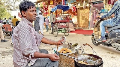 Deep-frying a fresh batch of samosas, Rakesh says he returns to his rented room in Shastri Park only by 9 pm.