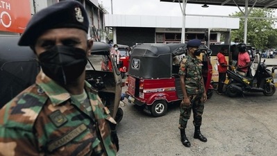 Sri Lanka's Army members stand guard at a Ceylon Petroleum Corporation fuel station to help stations distribute oil during the fuel crisis, in Colombo, REUTERS/Dinuka Liyanawatte (REUTERS)