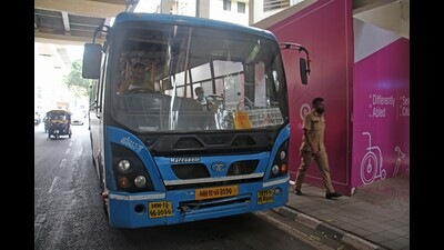 PMPML bus shuttle service at Garware college Metro station , on Wednesday. (Ravindra Joshi/HT PHOTO) PMPML bus shuttle service at Garware college Metro station , on Wednesday. (Ravindra Joshi/HT PHOTO)