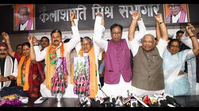 Three VIP MLAs join BJP in the presence of Bihar state BJP president Sanjay Jaiswal and deputy chief minister Tarkishore Prasad in Patna on Wednesday. (Santosh Kumar/HT Photo) Three VIP MLAs join BJP in the presence of Bihar state BJP president Sanjay Jaiswal and deputy chief minister Tarkishore Prasad in Patna on Wednesday. (Santosh Kumar/HT Photo)