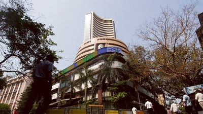 Markets end day in the red: Sensex sheds 304 points, Nifty above 17,220