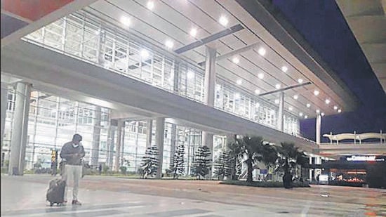 A progress report has also been sought from Chandigarh administration regarding steps taken by them for providing alternative shorter route for approaching the airport from Chandigarh side. (HT File)