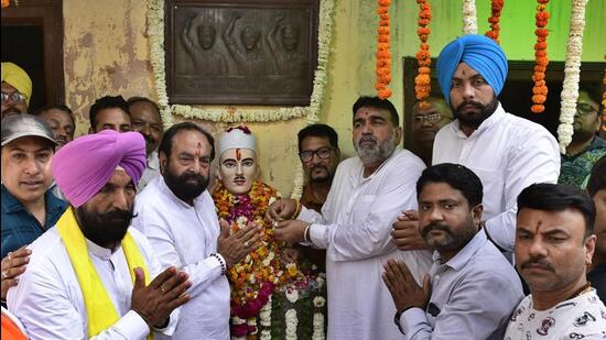 AAP leaders along with party workers paying tribute to martyr Bhagat Singh, Sukhdev, Rajguru at the ancestral house of martyr Sukhdev Thapar in Naughara Mohalla in Ludhiana on March 23, 2022. (Harsimar Pal Singh/HT)