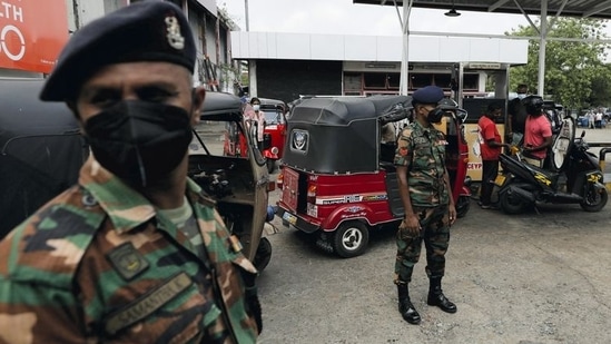 Sri Lanka's Army members stand guard at a Ceylon Petroleum Corporation fuel station to help stations distribute oil during the fuel crisis, in Colombo, REUTERS/Dinuka Liyanawatte(REUTERS)