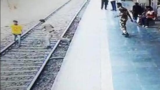 GRP constable Mane jumped on the railway tracks at Thane’s Vithalwadi railway station when he figured that an 18-yr-old, who had jumped on the tracks moments before an express train was to pass (Screengrab/CCTV)