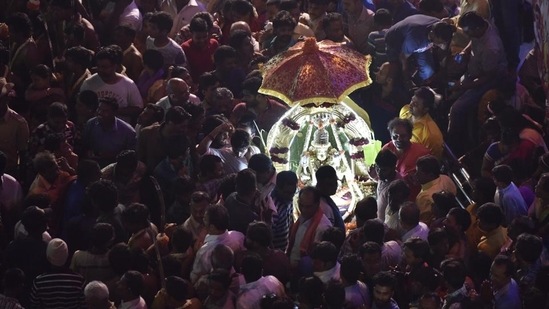 Devotees from the Thigala community performing rituals on the occasion of Karaga at Dharmaraya Swamy Temple in Bengaluru. (Arijit Sen/HT Photo)