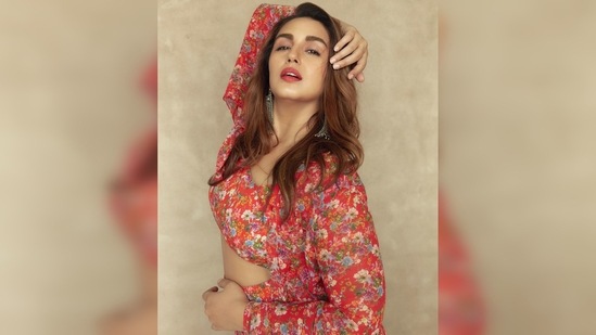 Huma Qureshi lets herself free like a bird in this stunning easy-breezy floral spring flared skirt teamed with a crop top and cape.(Instagram/@iamhumaq)