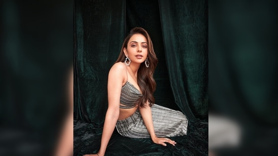 Rakul Preet did not go heavy on her accessories and wore a chic pair of diamond earrings.(Instagram/@rakulpreet)