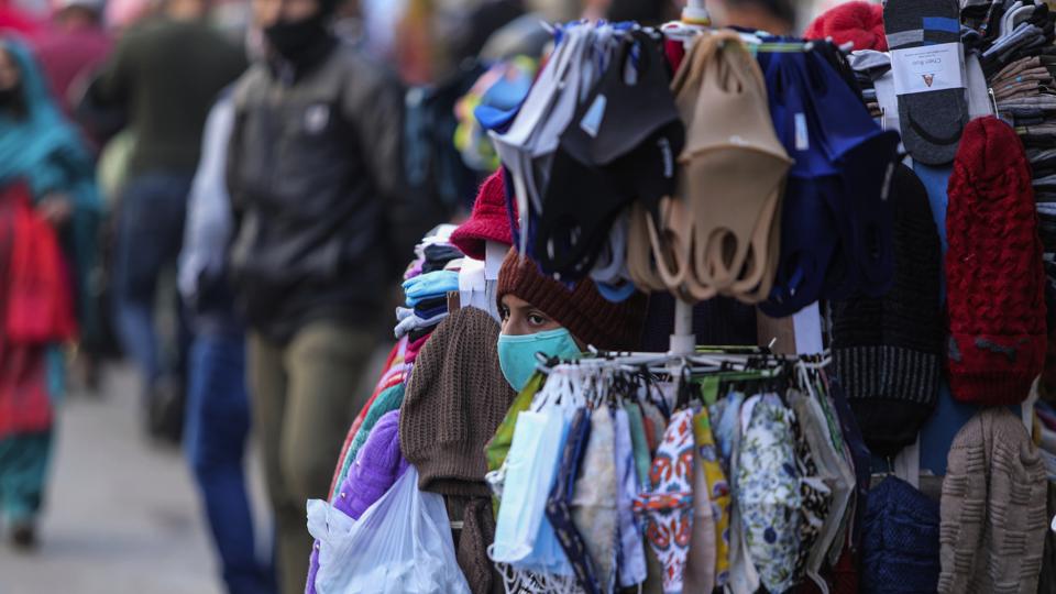 The Karnataka government said on Monday masks should be worn compulsorily in all public places, in workplaces and during transport.(AP file photo)