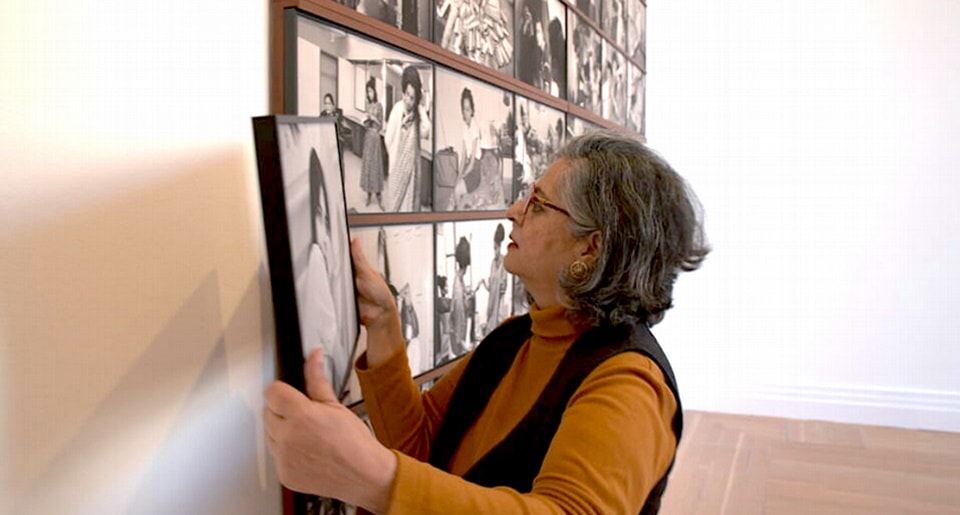 Dayanita Singh with one of her photos in the exhibition (DW)