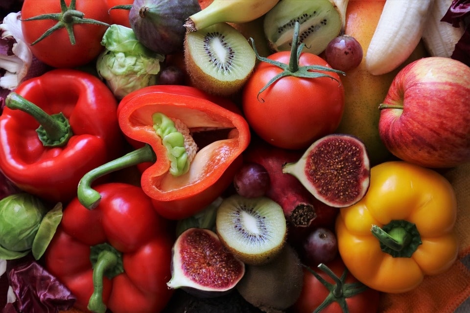 Une alimentation riche et équilibrée, comprenant des agrumes et des tomates, est essentielle pour un apport nutritionnel régulier en vitamine C.(Pixabay)